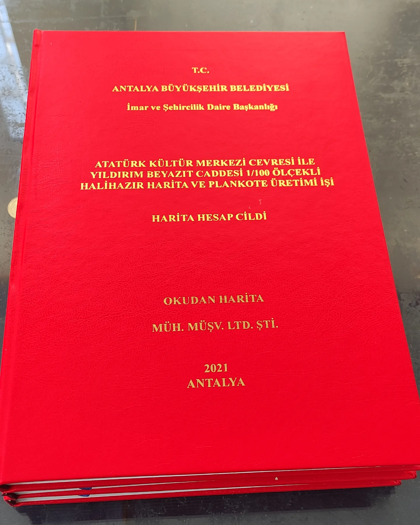 Kırmızı sert kapak ve altın varak uygulaması